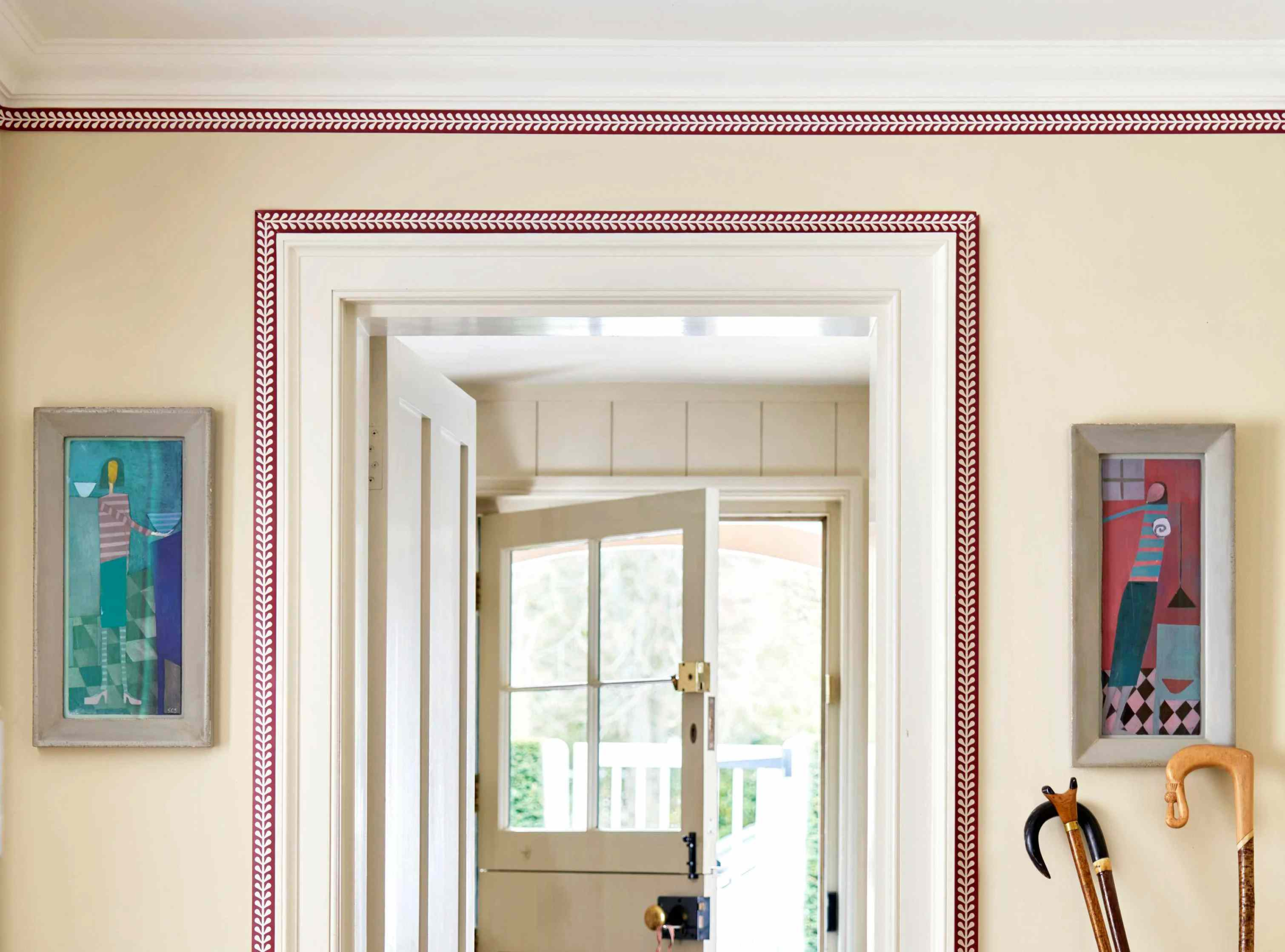 designers-are-loving-wallpaper-borders-again—here’s-how-to-style-them-in-a-new-way