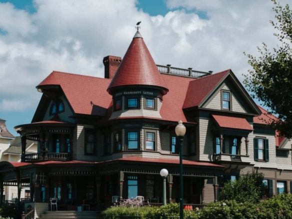 what-to-know-about-selling-a-haunted-house