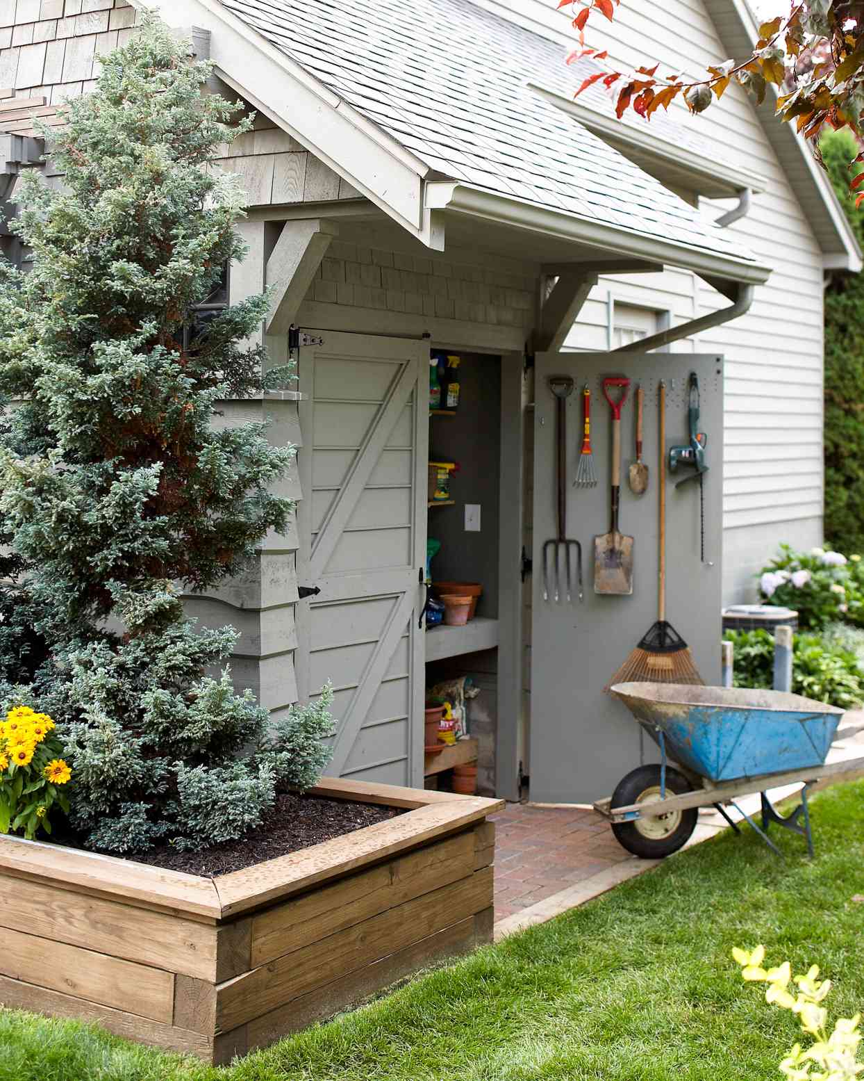11-items-that-don’t-belong-in-your-shed—even-if-it-seems-like-they-should