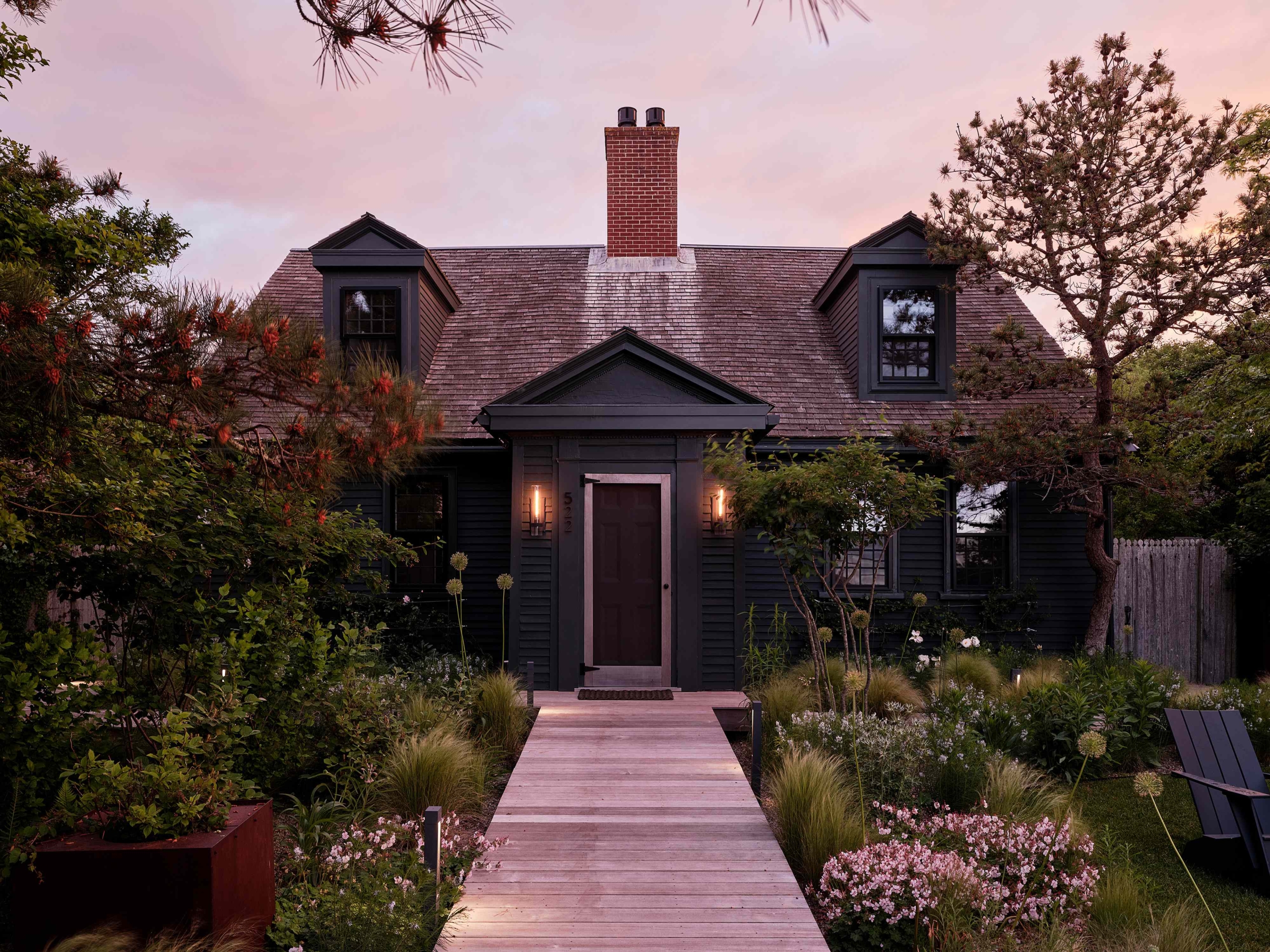 should-you-leave-your-exterior-lights-on-overnight?-security-pros-weigh-in