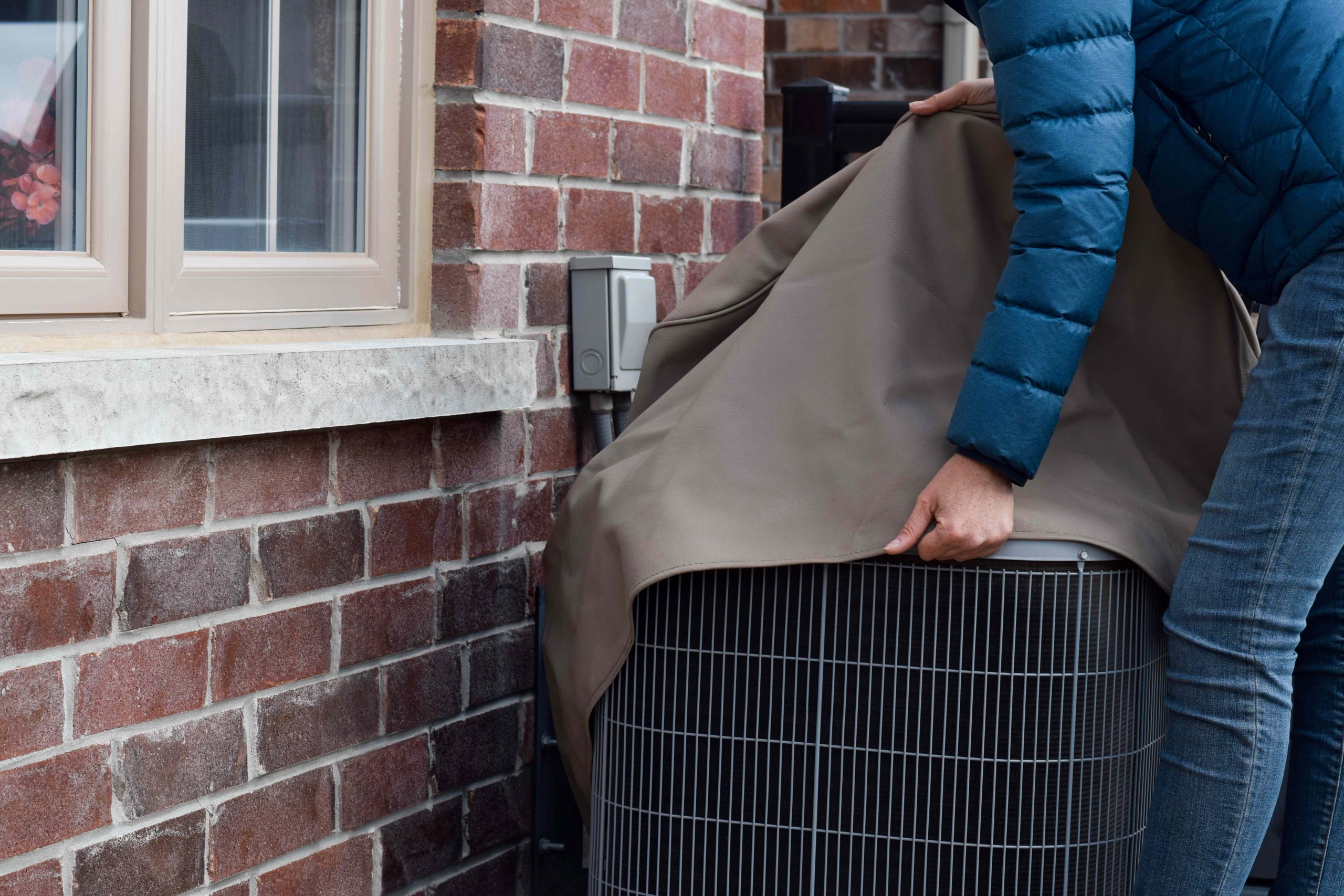 should-you-cover-your-ac-unit-for-the-winter?-here’s-what-experts-say
